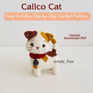 Puede incluir: Un gato calicó tejido a crochet, con un collar rojo y una campana negra. El gato es blanco con manchas marrones y amarillas. La imagen incluye el texto "Calico Cat" y "Easy-to-follow Step-by-Step Crochet Pattern".