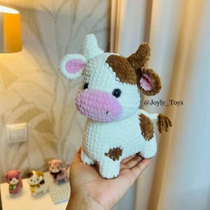 Virkad komönster stående ko-amigurumi med 4 ben steg-för-steg-fotohandledning i PDF-format bild 3