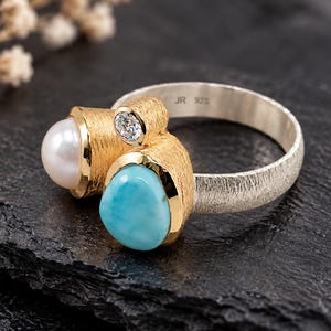 Exklusiver Mehrstein Edelstein Ring mit weißer Perle I Statement Ring Bicolor I Moissanit Larimar I Gold Silber I 3 Edelsteine I Gr. 60