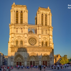 Belles églises du monde entier – Un coffret de 24 cartes de photographie d'art présentant des images allant des chapelles aux cathédrales.