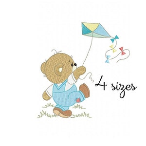 Puede incluir: Un oso de peluche marrón que lleva un mono azul está sosteniendo una cometa azul, amarilla y verde con una cola roja, amarilla y azul. El oso está de pie sobre hierba verde. El texto "4 tamaños" está escrito en negro debajo del oso.