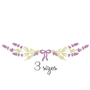 Pode incluir: Um desenho de bordado floral em roxo e verde com um laço no centro. O texto "3 tamanhos" está abaixo do desenho.