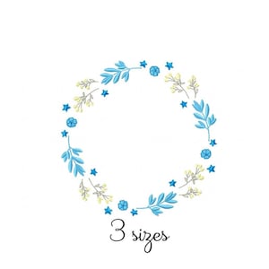 Pode incluir: Um design floral circular com folhas azuis, detalhes amarelos e formas de estrelas azuis. O texto "3 sizes" está escrito abaixo. O design está sobre um fundo branco.