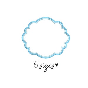 Puede incluir: Un marco azul en forma de nube con un borde festoneado. El texto "6 tamaños" está debajo del marco.