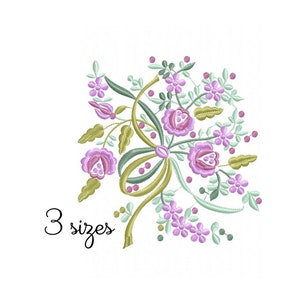 Puede incluir: Diseño bordado con un ramo de flores rosas con hojas verdes y un lazo de cinta dorado. El diseño está disponible en tres tamaños.