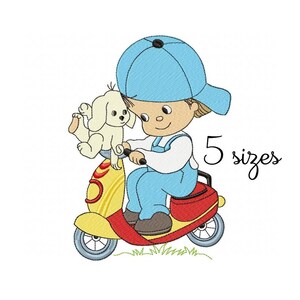 Pode incluir: Um menino usando um chapéu azul e macacão monta um scooter de brinquedo vermelho e amarelo com um cachorrinho branco sentado na parte de trás. O texto "5 tamanhos" está escrito em itálico preto.