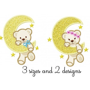 Könnte beinhalten: Zwei gestickte Designs eines Teddybären, der auf einem Halbmond sitzt. Ein Bär hat eine blaue Schleife und der andere eine rosa Blumenkrone. Der Mond ist goldfarben glitzernd und die Sterne sind gelb. Der Text "3 Größen und 2 Designs" befindet sich unter den Bildern.