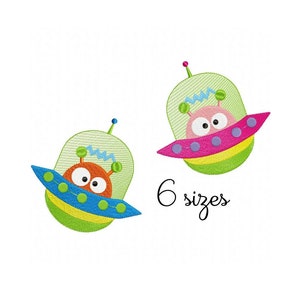 Pode incluir: Dois personagens alienígenas de desenho animado em discos voadores. O alienígena no disco superior é rosa com olhos azuis e o alienígena no disco inferior é laranja com olhos azuis. O texto "6 tamanhos" está abaixo dos discos.