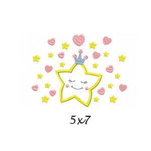 Pode incluir: Uma estrela amarela com uma coroa e um rosto sorridente cercada por corações cor-de-rosa e estrelas amarelas. O texto "5x7" está abaixo da estrela.