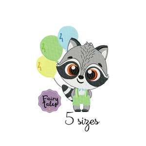 Pode incluir: Desenho bordado de um guaxinim fofo segurando balões nas cores verde, amarelo e azul. O desenho inclui o texto "Fairy Tales" e "5 tamanhos".