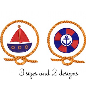 Pode incluir: Dois desenhos de bordado com tema náutico, um veleiro vermelho e um salva-vidas azul e vermelho com uma âncora, ambos dentro de um círculo de corda.