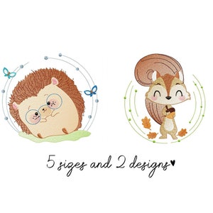 Pode incluir: Duas ilustrações de aquarela de animais da floresta. Um ouriço marrom usando óculos e um esquilo marrom segurando uma bolota. Ambos os animais estão cercados por um círculo de folhas e flores.