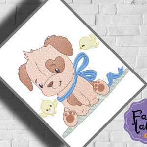 Pode incluir: Um cachorrinho marrom e branco com um laço azul senta-se em um fundo branco. Dois pintinhos amarelos voam ao redor do cachorrinho.