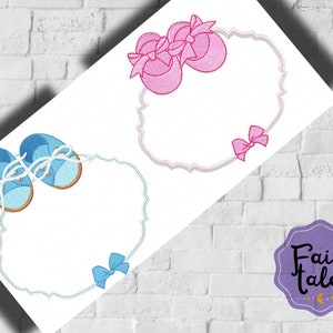 Pode incluir: Dois desenhos de bordado com sapatos de bebé. Um desenho tem sapatos de bebé azuis com atacadores brancos e um laço azul. O outro desenho tem sapatos de bebé cor-de-rosa com um laço cor-de-rosa. Ambos os desenhos estão num quadro oval branco.