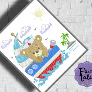 Puede incluir: Diseño bordado de un oso de peluche marrón con un sombrero de marinero y un telescopio, navegando en un barco azul y rojo con rayas blancas. El barco está rodeado de olas azules y hay un sol amarillo y nubes blancas en el fondo.