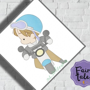 Op de afbeelding: Een cartoonillustratie van een persoon met een blauwe helm en een bril die op een motor rijdt. De persoon heeft bruin haar en draagt een bruin jack. De motor is grijs en heeft een gele koplamp.