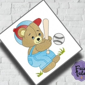 Pode incluir: Ilustração de desenho animado de um urso jogando beisebol. O urso está usando um boné azul e macacão, segurando um bastão de madeira e pronto para rebater uma bola de beisebol branca. A imagem tem um logotipo "Fairy Tales".