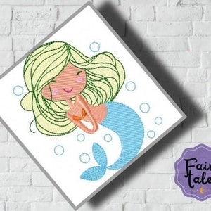 Pode incluir: Uma ilustração digital de uma sereia com cabelo longo e loiro e uma cauda azul claro. A sereia está sorrindo e está cercada por bolhas brancas.