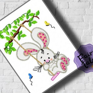 Pode incluir: Um coelho branco com orelhas cor-de-rosa e um nariz cor-de-rosa está sentado em um balanço feito de corda e um galho com folhas verdes. O coelho está sorrindo e segurando a corda com suas patas. Há duas borboletas voando no fundo.