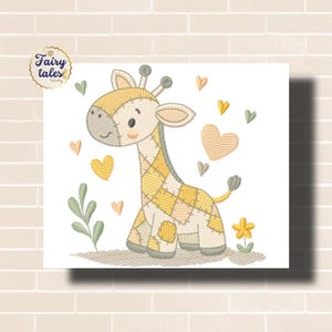 Könnte beinhalten: Gesticktes Giraffen-Design mit einem Patchwork-Muster in Gelb und Creme. Das Bild enthält Herzen, Blätter und eine Blume, mit dem Text "Fairy tales" in einem kreisförmigen Logo. Das Design befindet sich auf weißem Hintergrund.