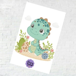 Pode incluir: Desenho bordado de um dinossauro verde bonito com manchas marrons, em pé sobre uma superfície arenosa com um cacto e ovos. O dinossauro tem olhos grandes e um sorriso amigável. O desenho é rodeado por folhas verdes e flores cor-de-rosa. O texto "Fairy Tales" está no canto inferior.