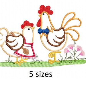 Pode incluir: Desenho bordado de um galo e uma galinha com uma colher de madeira, a galinha está usando um vestido vermelho e o galo uma gravata borboleta azul. O galo e a galinha estão em pé na grama verde com flores rosa.