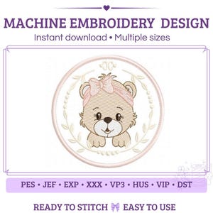 Puede incluir: Un diseño de bordado a máquina con un marco circular y un oso marrón claro con un lazo rosa. El texto dice MACHINE EMBROIDERY DESIGN, Instant download, Multiple sizes, READY TO STITCH, EASY TO USE, y los formatos PES, JEF, EXP, XXX, VP3, HUS, VIP, DST.