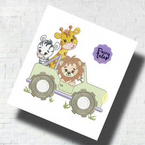 Pode incluir: Um desenho bordado de um jipe verde com um leão, uma girafa e uma zebra dentro. O jipe tem um volante branco e rodas brancas. Os animais estão todos sorrindo e parecem felizes. O design é perfeito para o quarto de um bebê ou o quarto de uma criança.