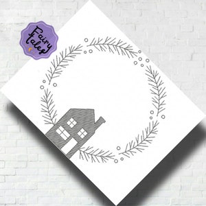 Pode incluir: Um desenho de bordado preto e branco de uma casa com uma coroa de ramos de pinho e bagas ao redor.