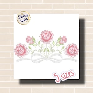 Pode incluir: Design bordado com rosas cor-de-rosa, folhas verdes e um laço branco. O design inclui o texto "Fairy tales" e "5 tamanhos". As rosas estão em vários estágios de floração, com sombreamento detalhado.