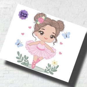 Op de afbeelding: Een digitaal borduurpatroon met een ballerina meisje met bruin haar, een roze tutu en een bloemenkroon. Het ontwerp bevat vlinders, harten en bloemen.