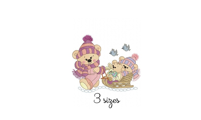 Puede incluir: Dos osos de peluche bordados, uno tirando de un trineo con el otro oso sentado dentro. Los osos llevan gorros y bufandas de invierno rosas y morados. Hay tres p&aacute;jaros azules volando sobre ellos. El texto "3 tama&ntilde;os" est&aacute; escrito debajo de los osos.