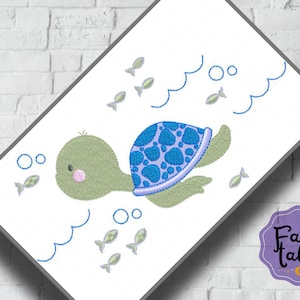 Puede incluir: Un diseño bordado de una tortuga nadando con burbujas y peces. La tortuga tiene un caparazón azul con manchas blancas y una cabeza verde con una nariz rosa. El diseño está sobre un fondo blanco.