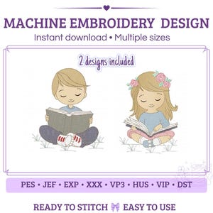 Pode incluir: Design de bordado à máquina com dois personagens lendo livros. Um tem cabelo castanho curto, camisa azul e calças escuras. O outro tem cabelo comprido com flores cor-de-rosa, camisa azul e saia rosa. O texto inclui MACHINE EMBROIDERY DESIGN, 2 designs included e formatos de ficheiro.