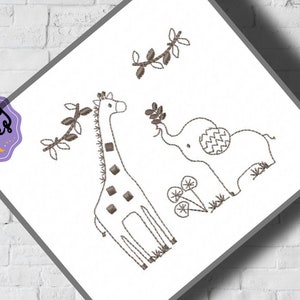 Op de afbeelding: Een geborduurd ontwerp in zwart en wit van een giraffe en een olifant met een bladertak erboven. De dieren zijn omlijnd met zwarte draad en hebben eenvoudige details.