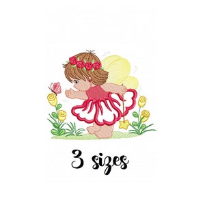 Pode incluir: Desenho bordado de uma fada com cabelo castanho e vestido vermelho, estendendo a mão para uma borboleta. A fada tem asas amarelas e está rodeada de flores. O texto "3 sizes" está abaixo.
