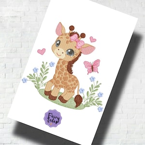 Pode incluir: Desenho bordado de uma girafa fofa com um laço rosa, cercada por flores azuis e uma borboleta rosa. O desenho está sobre um fundo branco e inclui o texto "Fairy Tales".