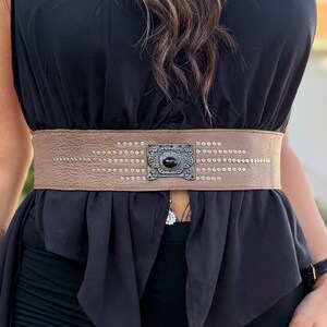 Moonveil Top – Top Fluido con Cinturón de Cuero | Moda Festivalera Elegante