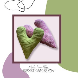 Puede incluir: Dos almohadas de ganchillo en forma de corazón, una verde y otra rosa, se muestran sobre un fondo rosa claro. Las almohadas están etiquetadas como "Mastectomy Pillow BREAST CANCER NOW". La puntada de ganchillo es visible y las almohadas están diseñadas para brindar comodidad.