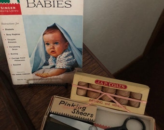 Vintage Nähanzug Kollektion beinhaltet Pinking Shears von Stellar/Baby Pattern/Thread