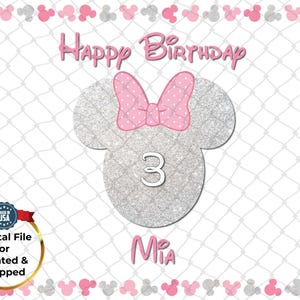 Peut inclure: Graphique d'anniversaire avec une silhouette de Minnie Mouse, un n&oelig;ud rose &agrave; pois et le chiffre 3. Les mots "Happy Birthday Mia" sont en rose, entour&eacute;s d'une bordure d'ic&ocirc;nes Mickey Mouse roses et grises.