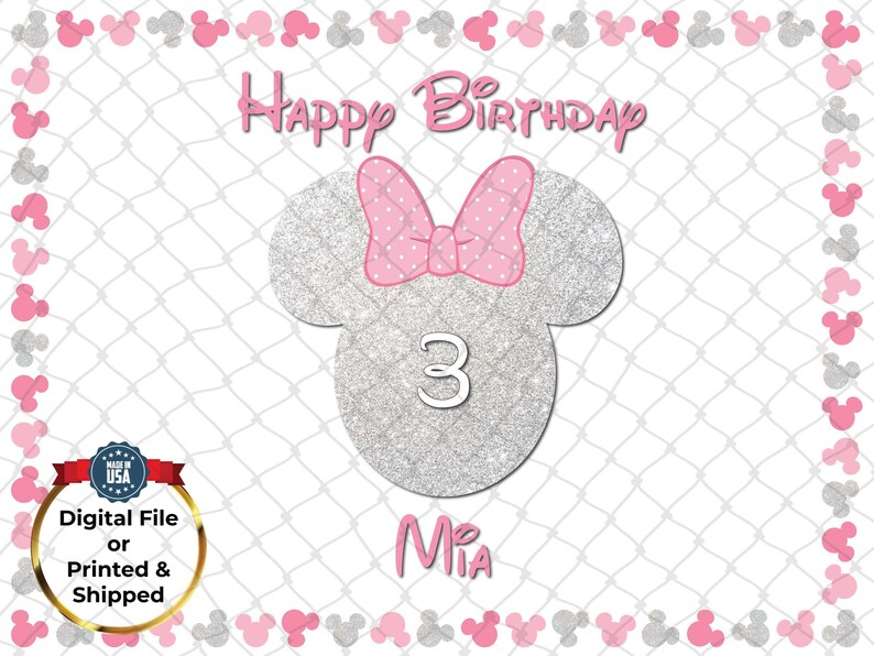 Peut inclure: Graphique d'anniversaire avec une silhouette de Minnie Mouse, un n&oelig;ud rose &agrave; pois et le chiffre 3. Les mots "Happy Birthday Mia" sont en rose, entour&eacute;s d'une bordure d'ic&ocirc;nes Mickey Mouse roses et grises.