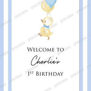Puede incluir: Invitaci&oacute;n de cumplea&ntilde;os con un pato amarillo sosteniendo globos. El texto dice "Bienvenido al 1er cumplea&ntilde;os de Charlie". Fondo blanco con rayas azules y blancas, ideal para una fiesta infantil.