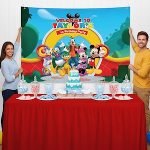 Puede incluir: Escena de fiesta de cumplea&ntilde;os con una mesa roja, globos y un tel&oacute;n de fondo con Mickey Mouse y sus amigos. El tel&oacute;n de fondo dice "WELCOME TO TAYLOR'S 1st Birthday Party". Una tarta y golosinas est&aacute;n sobre la mesa.