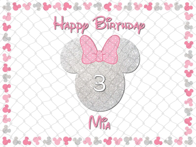 Peut inclure: Une carte d'anniversaire avec une silhouette de Minnie Mouse en paillettes argent&eacute;es, un n&oelig;ud rose &agrave; pois, le chiffre "3" et le nom "Mia". Les mots "Happy Birthday" sont &eacute;crits en haut.