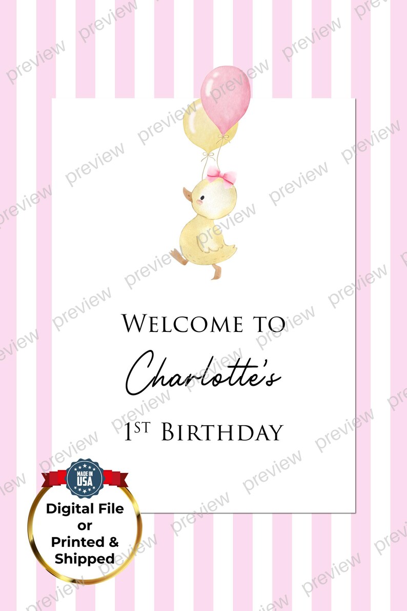 Puede incluir: Un letrero de cumplea&ntilde;os a rayas rosas y blancas con una ilustraci&oacute;n de un patito amarillo con globos. El letrero dice "Bienvenida al 1er cumplea&ntilde;os de Charlotte". Incluye un sello "Made in USA".