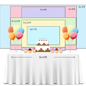 Puede incluir: Un mantel blanco cubre una mesa de 183 x 122 cm, con una tarta de cumplea&ntilde;os y cupcakes. Globos de colores y un tel&oacute;n de fondo con dimensiones de 91 x 52 cm a 244 x 122 cm completan la escena festiva.