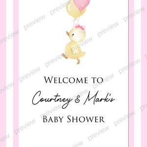 Puede incluir: Una invitaci&oacute;n a un baby shower con un fondo a rayas rosas y blancas. La invitaci&oacute;n presenta un patito amarillo sosteniendo dos globos. El texto dice "Bienvenida a la fiesta de bienvenida de Courtney & Mark."
