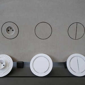 Può includere: Un set di tre tazze in ceramica con finitura opaca e macchiettata. Le tazze sono nei toni del crema, grigio chiaro e grigio scuro. Ogni tazza ha un design semplice e minimalista, perfetto per caffè o tè.