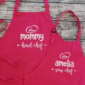 Set of 2 Custom Apron Parent and Child Apron Set Matching Kid Apron Head Chef Sous Chef Mom and Kid Apron Mom and Daughter Apron imagen 1